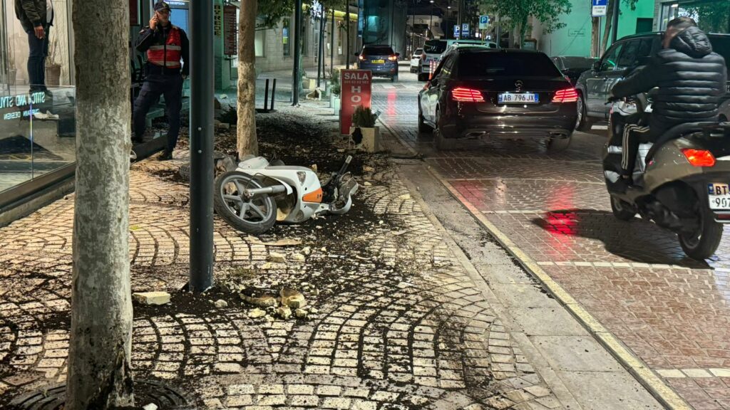 Ndodhi në qendër të Sarandës Automjeti godet 4 vazo, një motor dhe largohet