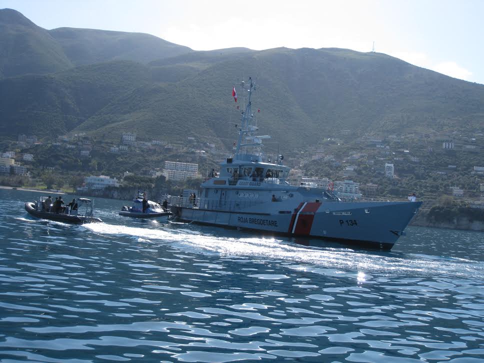Cmimi i lartë i karburanteve në Shqipëri, nxit peshkatarët ta blejnë në Greqi.