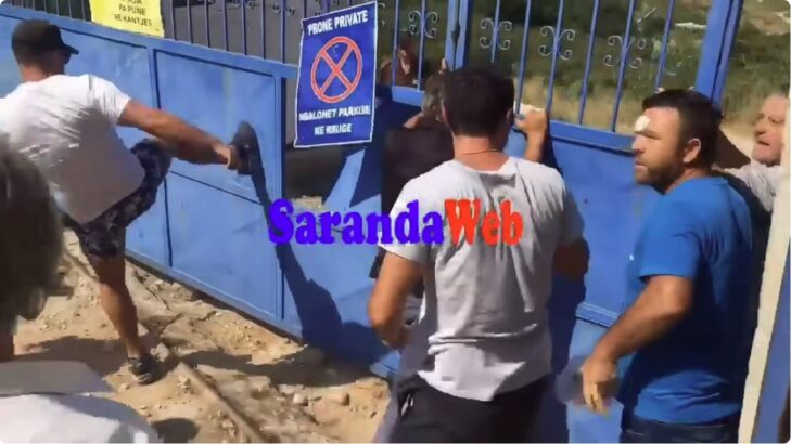 Banoret e Nivices shperthejne porten ne plazhin e Kakomese