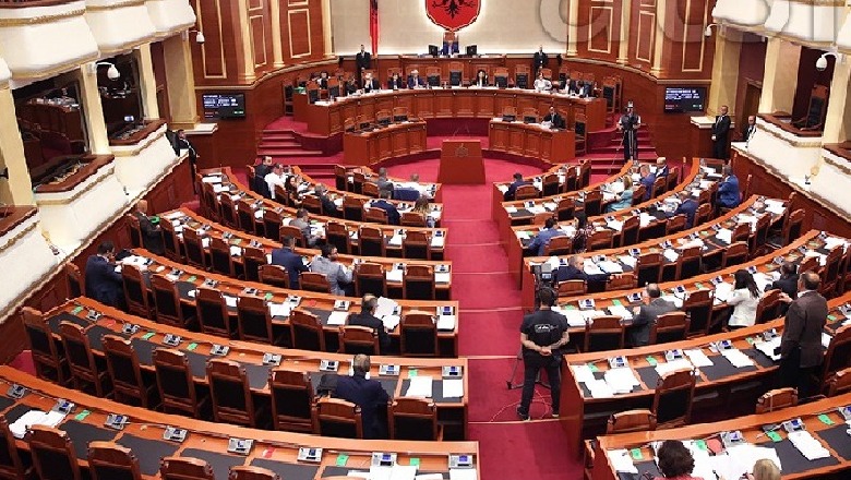 Parlamenti diskuton sot faljen e gjobave dhe qirave