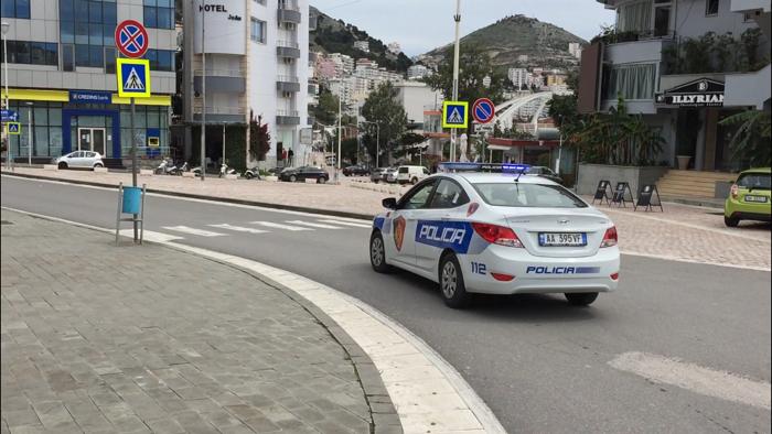Ecte me shpejtësi dhe theu xhamin e automjetit të Policisë, arrestohet i riu në Sarandë