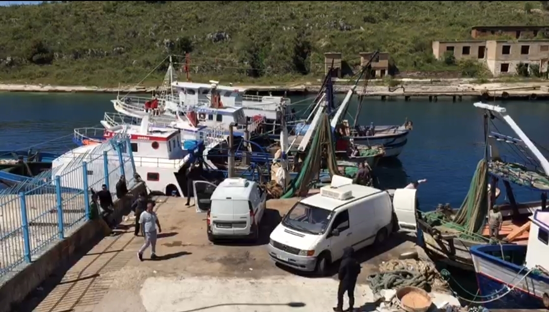 Po falimentojmë&#8217;, peshkatarët e Sarandës në protestë: Ulni çmimin e naftës dhe na jepni pagën e luftës (VIDEO)