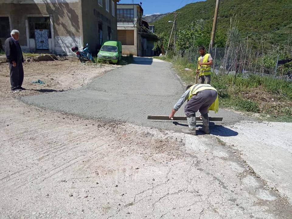 Bashkia Finiq: Përfunduam shtrimin me beton të 500 metër rruge në Finiq dhe Bistricë