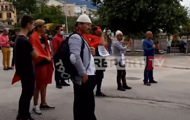 Djegia e Flamurit  nga Manoli, protestë në Gjirokastër: Të largohet konsulli grek