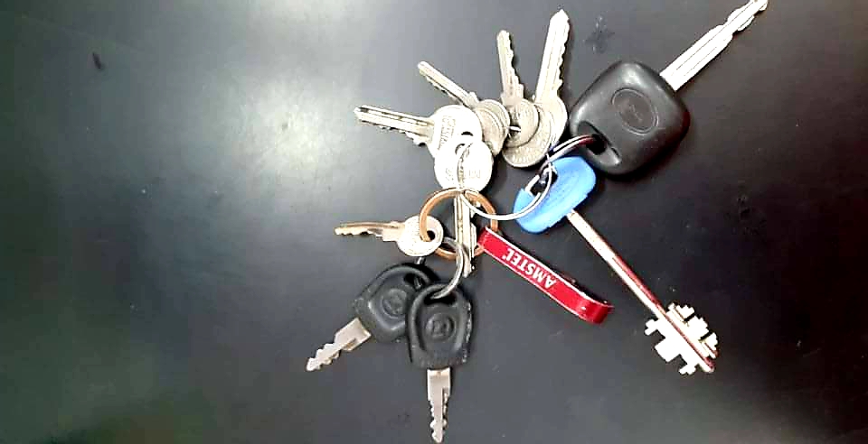 Janë gjetur këta çelësa në Lagjen nr. 4 në Sarandë