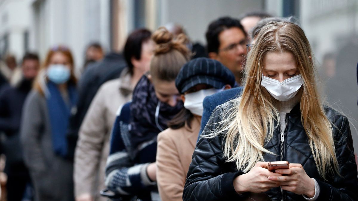 Qeveria: 2 mijë lekë gjobë nëse kapesh pa maskë në ambiente të mbyllura