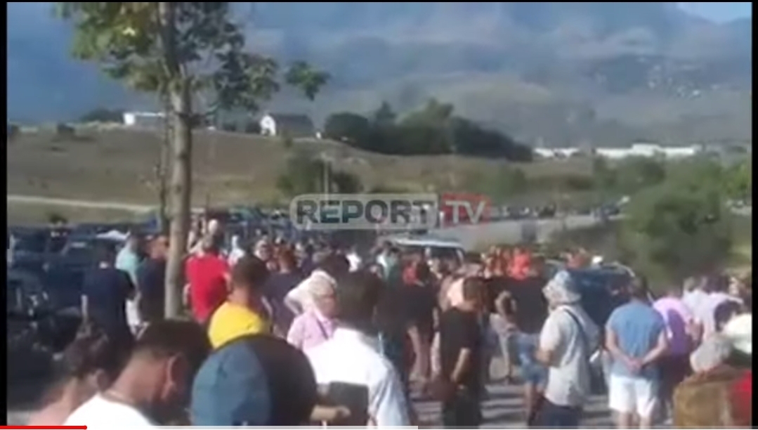 VIDEO/ 3 ditë në Kakavijë, qytetarët bllokojnë me gurë hyrjen për në Shqipëri