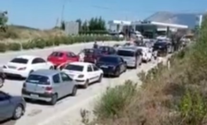 VIDEO/ Radhë kilometrike në Kakavijë, revolta: Jemi mall pa zot, s`e ka fajin Greqia