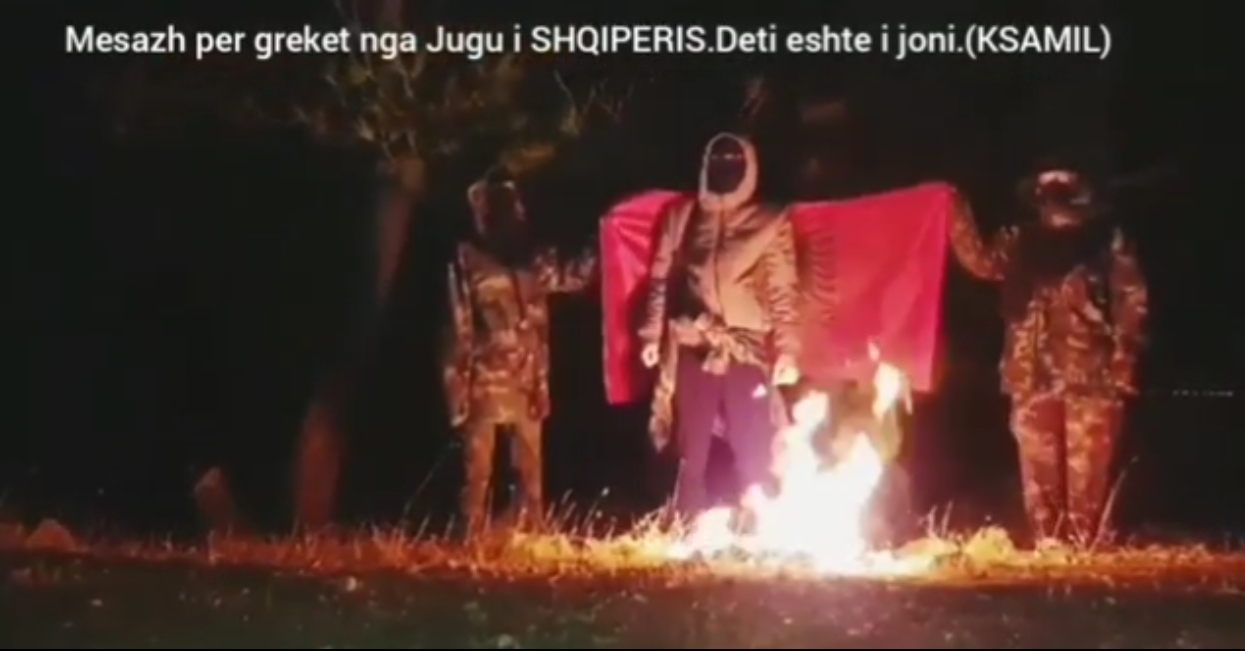 VIDEO/ Persona të maskuar dhe të armatosur djegin flamurin grek në Ksamil
