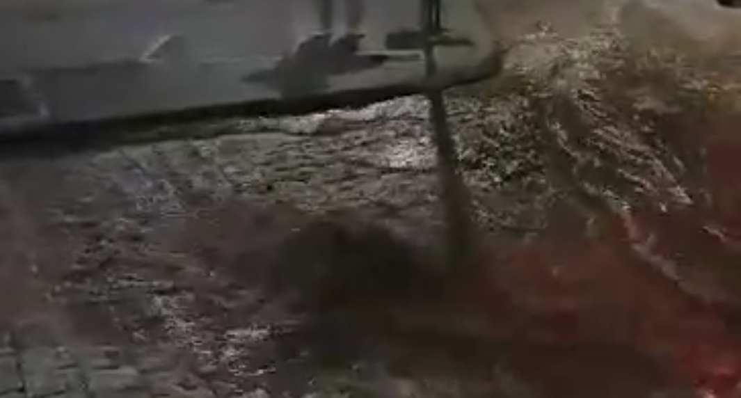 Ujërat e zeza shpërthejnë në qendrën e Sarandës