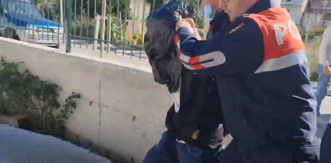 VIDEO/ Përdhunonte dhe grabiste të moshuarat, arrestohet i riu,shoqërohet me qese plehrash në kokë