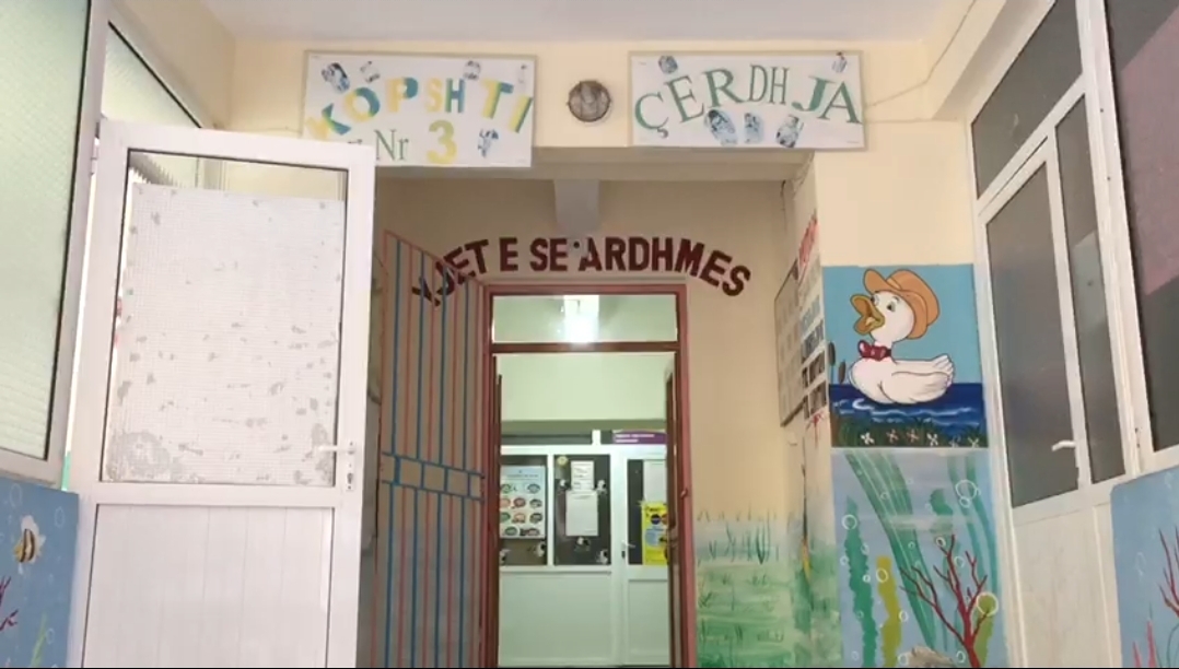 Mbyllja e Çerdhes në Sarandë, asnjë zgjidhje për fëmijët e mbetur në shtëpi