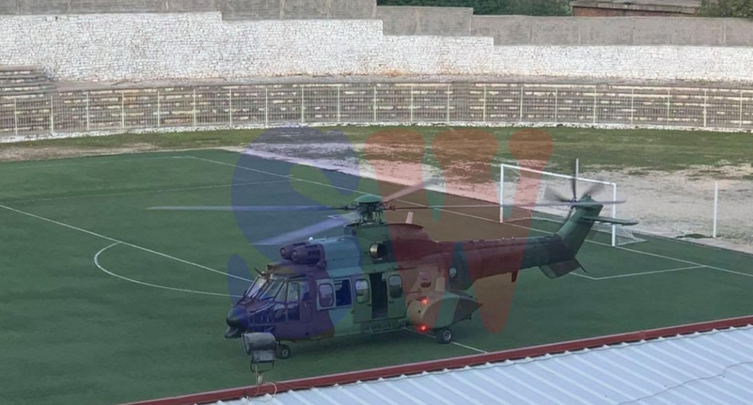 Helikopteri i Forcave të Armatosura bën ulje në fushën e stadiumit të Sarandës