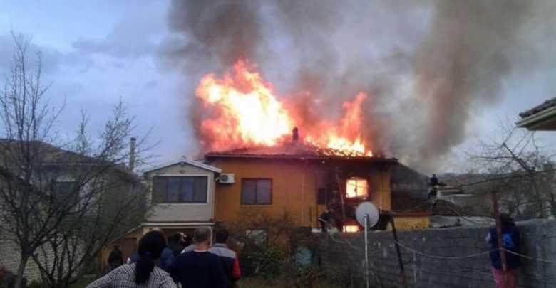 Zjarr në Finiq, shtëllungat e tymit &#8216;pushtojnë&#8217; malet e pyjet e zonës