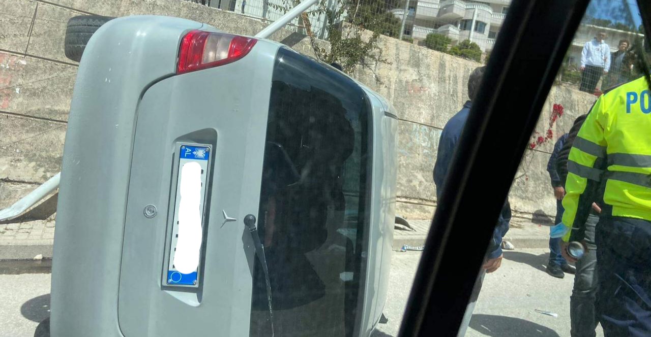 Aksidentohet një automjet në hyrje të Sarandës, fatmirësisht pa të lënduar