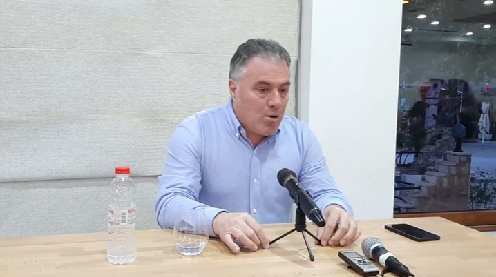 Kandidati për deputet  i Bindjes Demokratike Ardian Kollozi komunikim me mediat në Sarandë