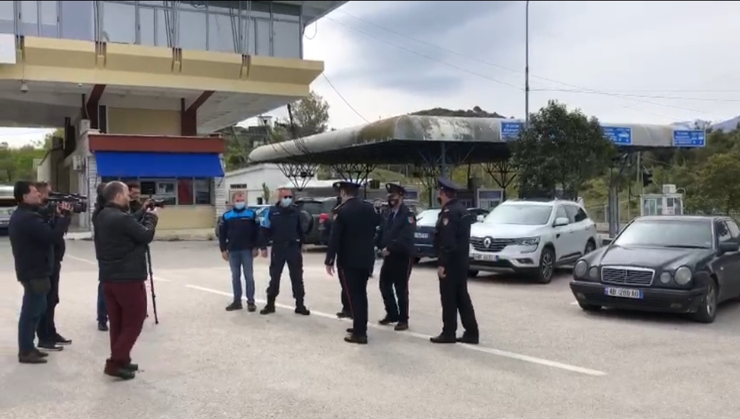 Policia e Shtetit shton masat dhe kontrollet në Kakavije