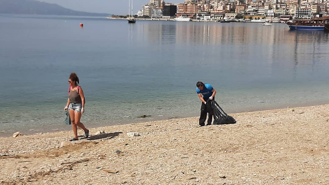 Shtetas të huaj me banim në Sarandë aksion për pastrimin e plazheve