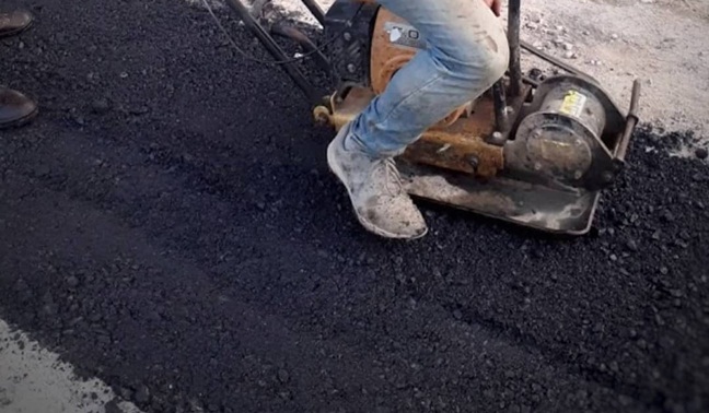 Pas reagimit në Saranda Web, fillon asfaltimi në rrugët e Delvinës