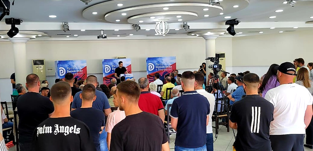 Basha takon demokratët e Sarandës me dyer të mbyllura