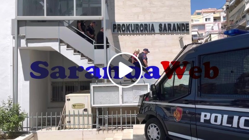 EKSKLUZIVE: Prokurori shoqërohet me pranga në duar &#8211; VIDEO