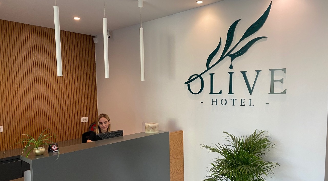 Njoftim punësimi në Hotel Olive Ksamil, ofrohet edhe akomodim