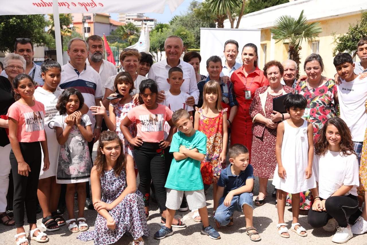 Presidenti Meta vizitë dhe vlerësime në Shtëpinë e Fëmijës Sarandë