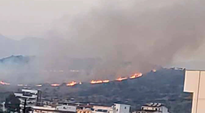 Zjarri në Ksamil përhapet në sipërfaqe të gjerë, dyshohet i qëllimshëm