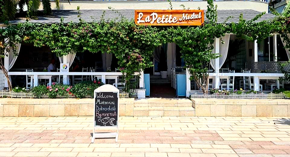 Restorant &#8220;La Petite Mishel&#8221;  kërkon të punësojë hostess