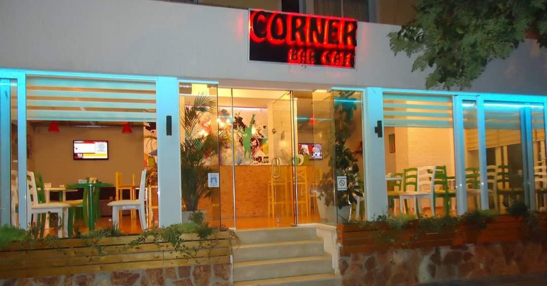 Bar Kafe CORNER kërkon të punësojë kamariere