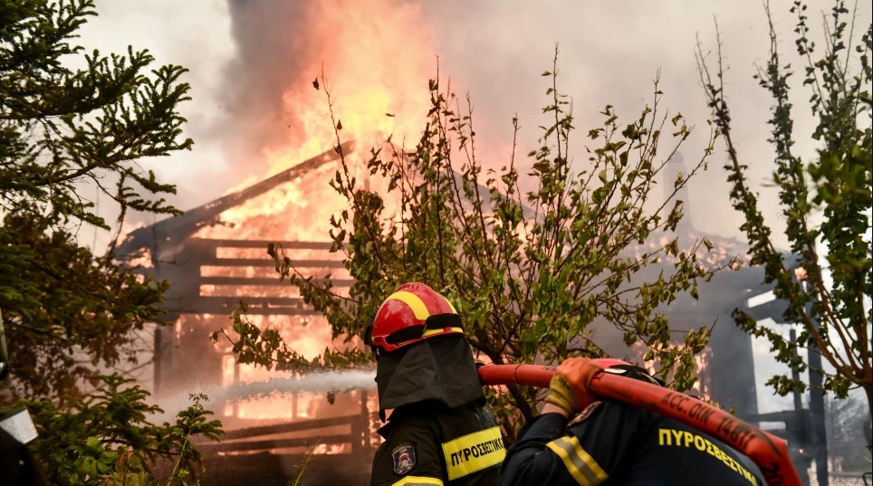 GREQI/ Dëshpërimi i zjarrfikësve në betejë: &#8220;Iku Parnitha, mbaroi» &#8211; VIDEO