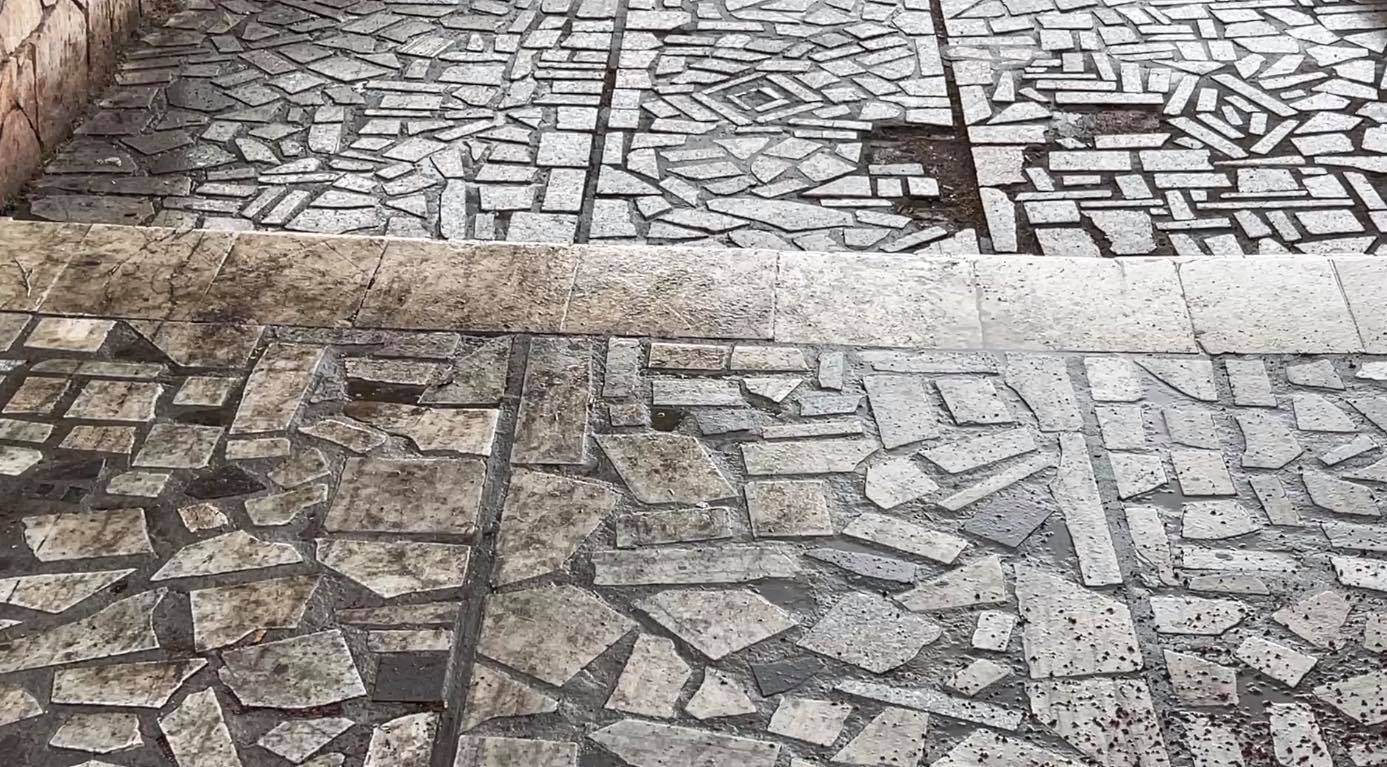 Lahen rrugët e Sarandës, shiu bën punën e braktisur nga firma e pastrimit
