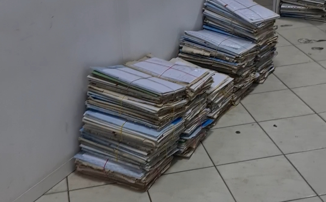 Dosjet në zyrat e Sigurimeve Shoqerore në Sarandë hedhur rrëmujshëm në shesh