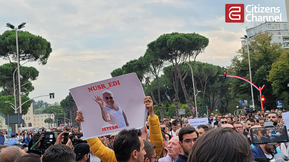 Qindra qytetarë i bashkohen protestës kundër rritjes së çmimeve