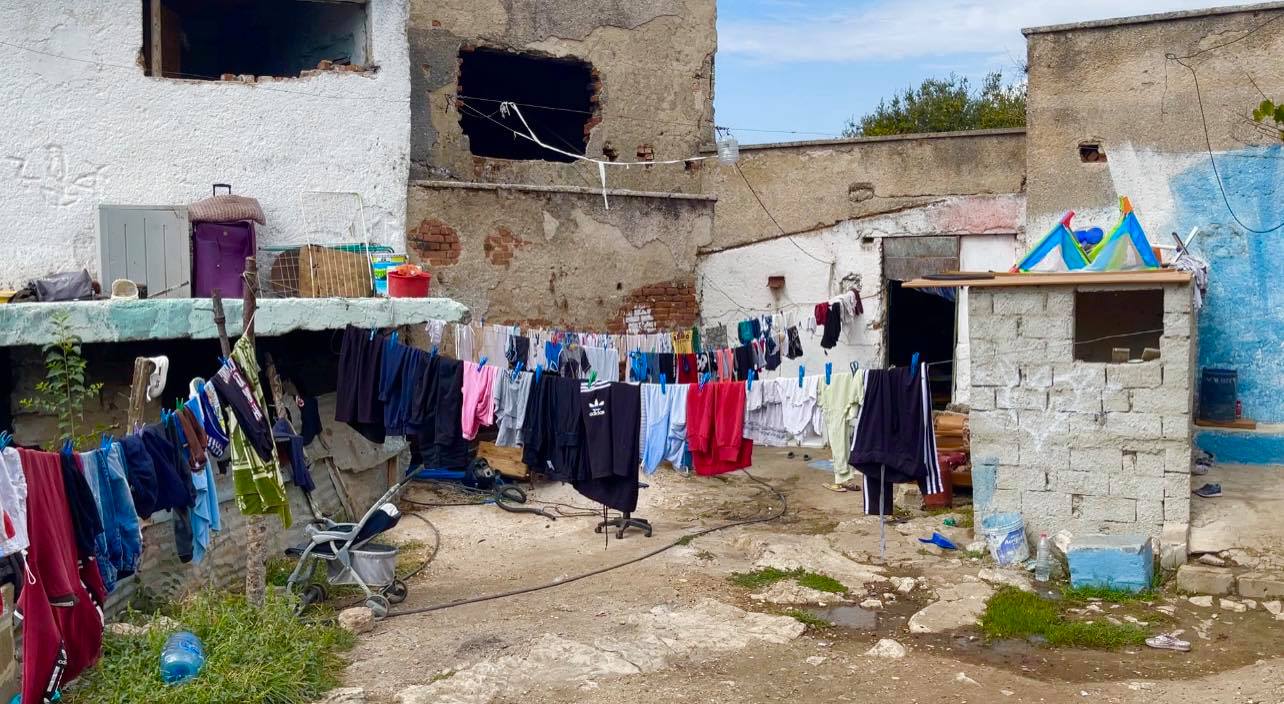 Vazhdon drama e strehimit të familjeve rome në ish godinën e Kinoteatrit në Çukë
