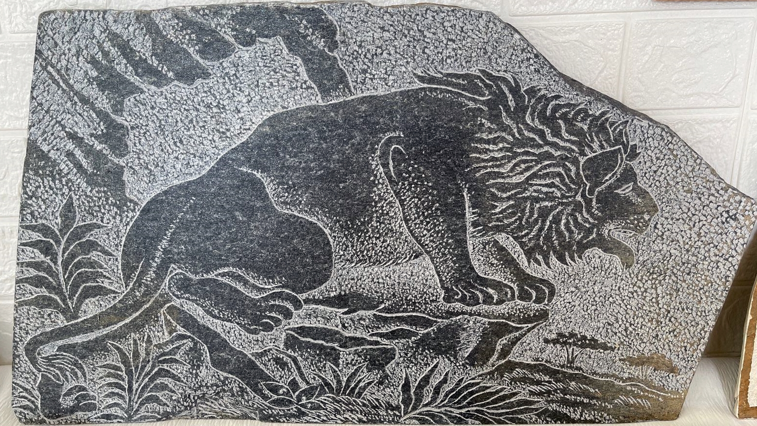 Luani i Butrintit gdhendur në gur, punim nga Agur Kapo