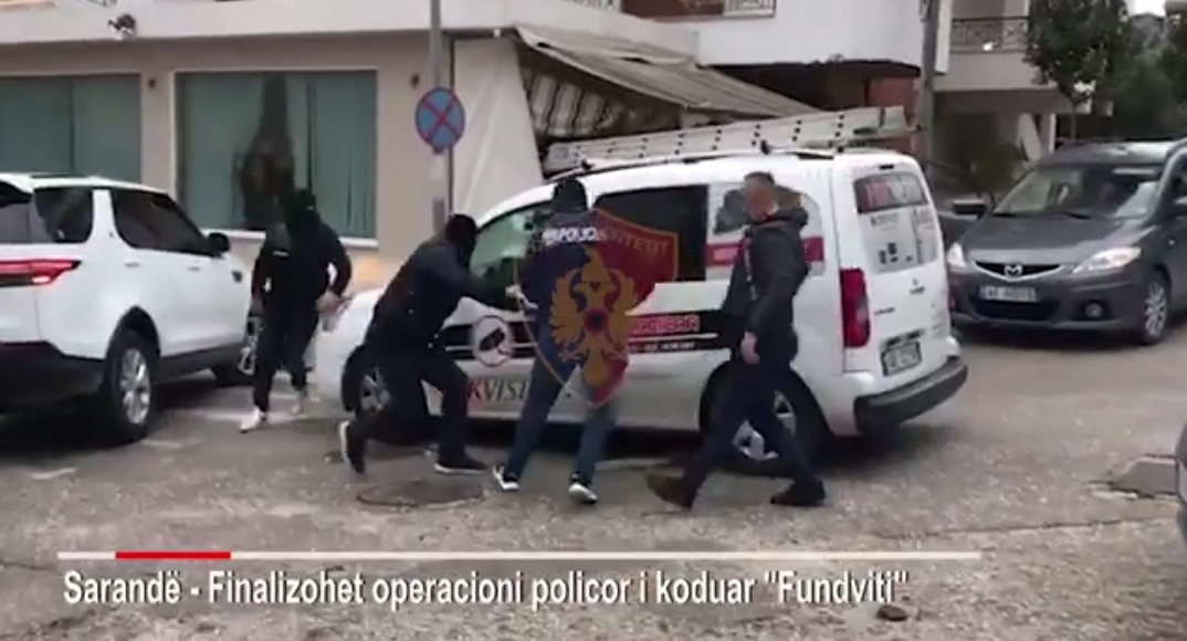 Policia publikon videon e arrestimit të 2 hajdutëve të supermarketit në Sarandë