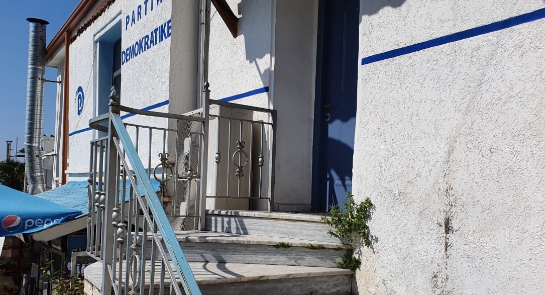 Me urdhër të Lulzim Bashës: Ndërrohet brava e derës së zyrës në PD Sarandë