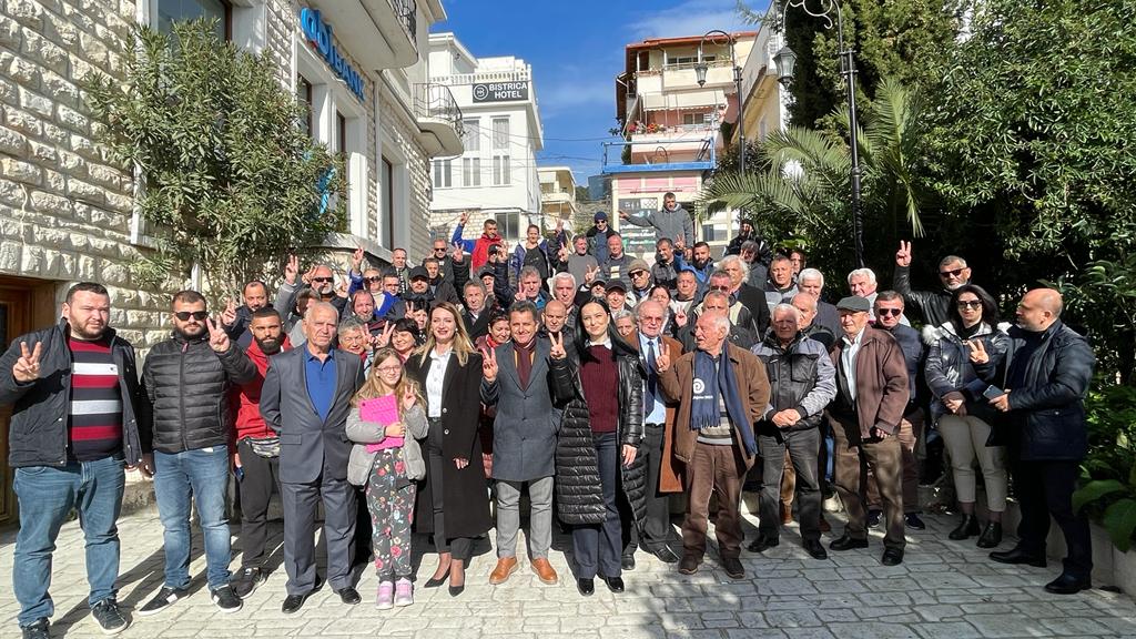 Grupimi i Rithemelimit përkujton 31-vjetorin e PD Sarandë përpara dyerve të mbyllura të Selisë