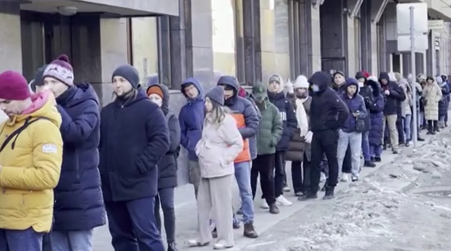 Rusët dynden drejt bankave për të tërhequr paratë