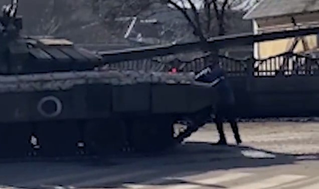 Qytetarët në Ukrainë ndalin me trupat e tyre përparimin e tankeve ruse