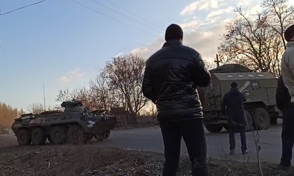Banorët e një qyteti në Ukrainë barrikadë me trupat e tyre, pushtuesi kthehet pas