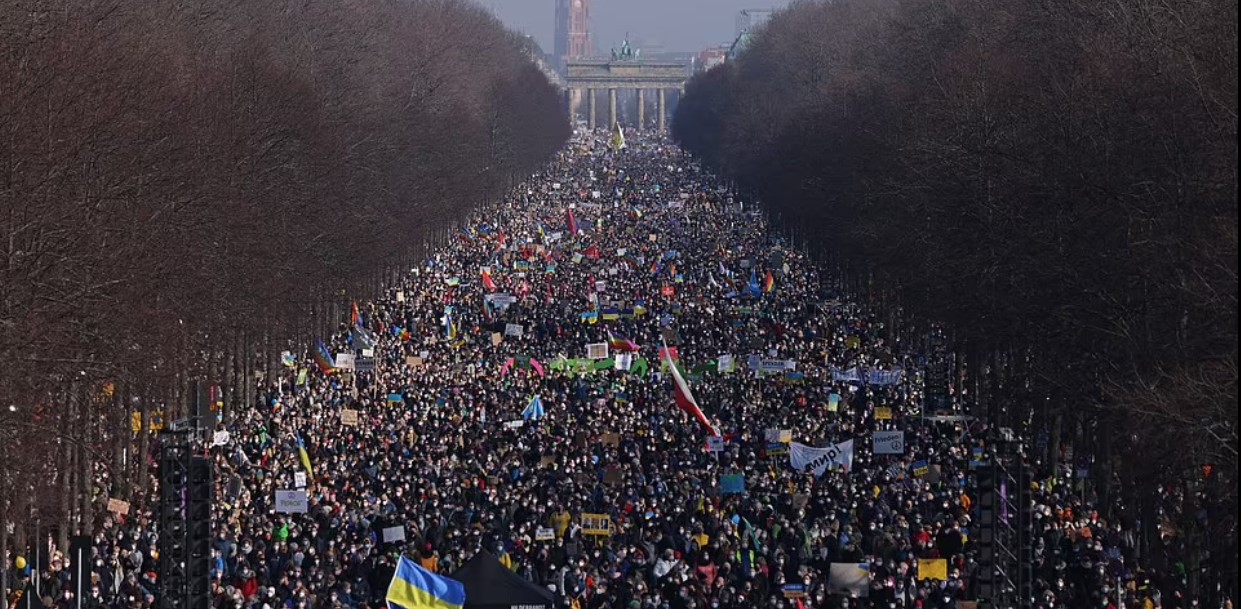Bota tërbohet nga lufta e Putinit: Miliona protestues dalin në rrugë të zemëruar me pushtimin e Ukrainës