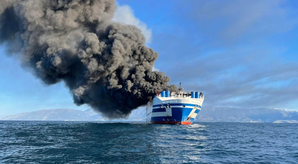 Zjarri në anije në Korfuz: Shpëtohen dy personat në garazh, 11 rezultojnë të humbur