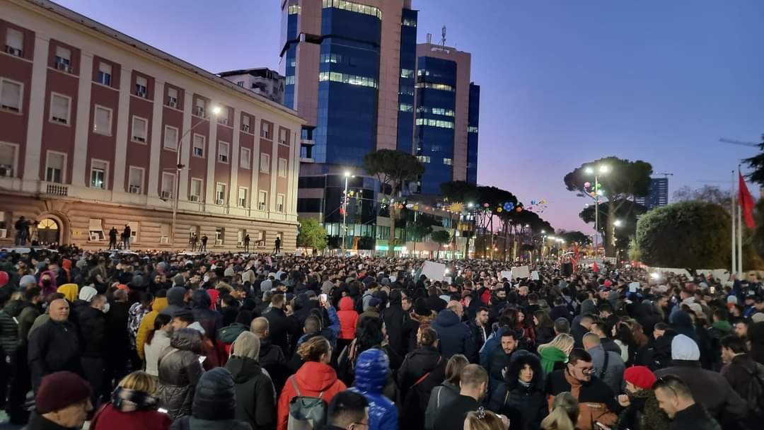 Sot ora 17:00 -Gjimnazistë dhe qytetarë protestë në Sarandë kundër rritjes së çmimeve
