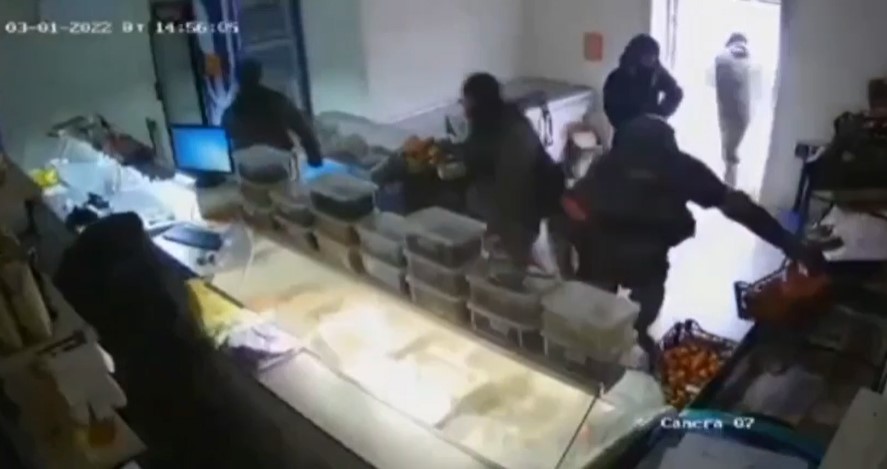 VIDEO/ Forcat ruse grabisin ushqimet në dyqanet e Ukrainës