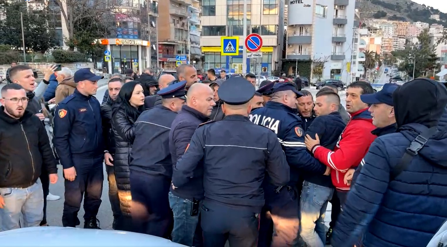 Policia procedon penalisht 23 protestues në Sarandë. Policia: Protestuan pa leje
