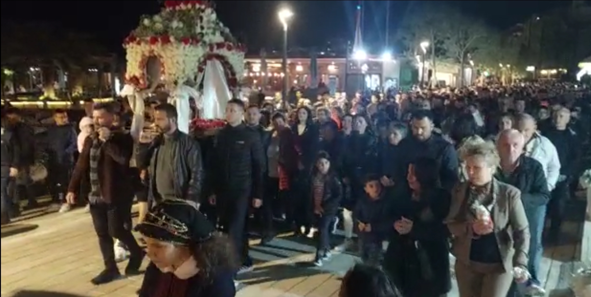 E ‘Premtja e Zezë’, besimtarët ortodoksë të Sarandës pjesë e ceremonisë së epitafit