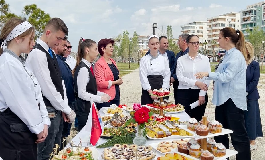 Punësimet në turizëm, Kumbaro: Duhet t’u japim dinjitet profesioneve të shërbimit