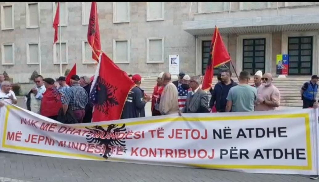 Presidenti Meta: Punëtorët në Shqipëri të zhveshur nga  dinjiteti dhe të shfrytëzuar